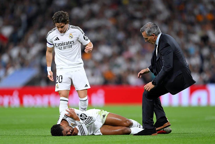 Jude Bellingham nguy cơ nghỉ thi đấu hết năm 2025, Real Madrid lo lắng 2 Jude Bellingham chấn thương vai