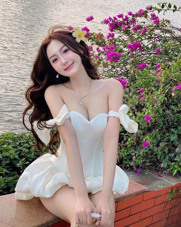 gai xinh show nguc 8